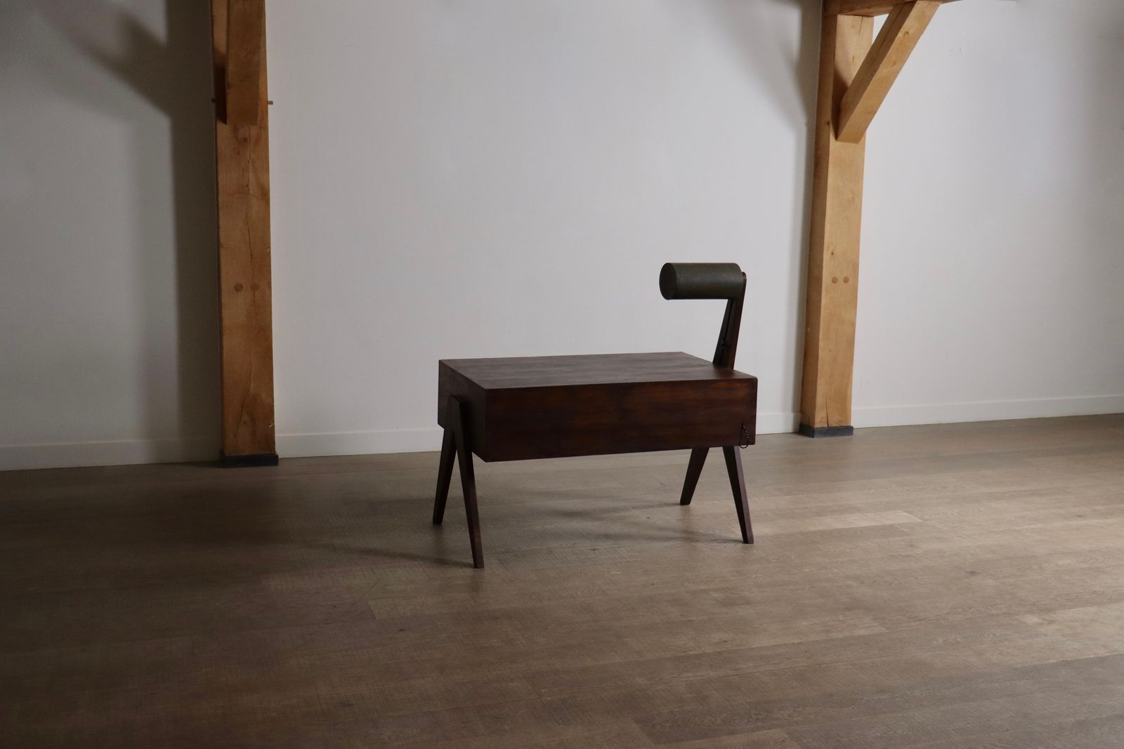 Pierre Jeanneret Bureau met Geïntegreerde Lamp, Chandigarh, jaren 1950 photo Meubels