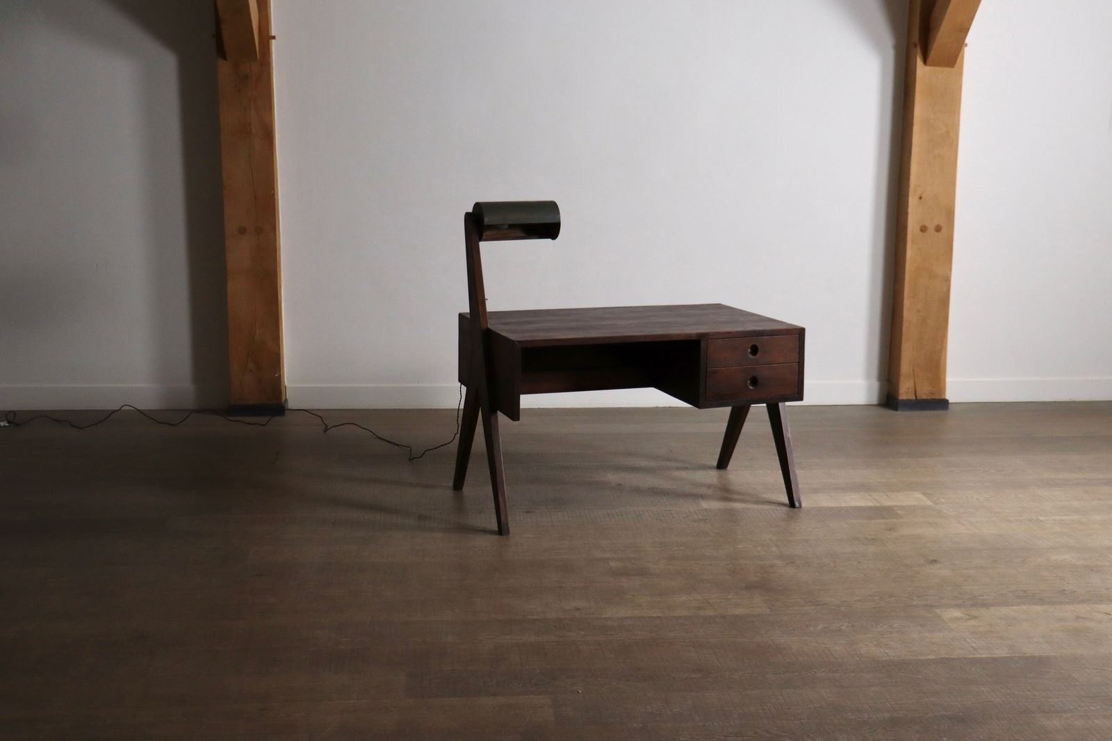 photo vinterior Pierre Jeanneret Bureau met Geïntegreerde Lamp, Chandigarh, jaren 1950