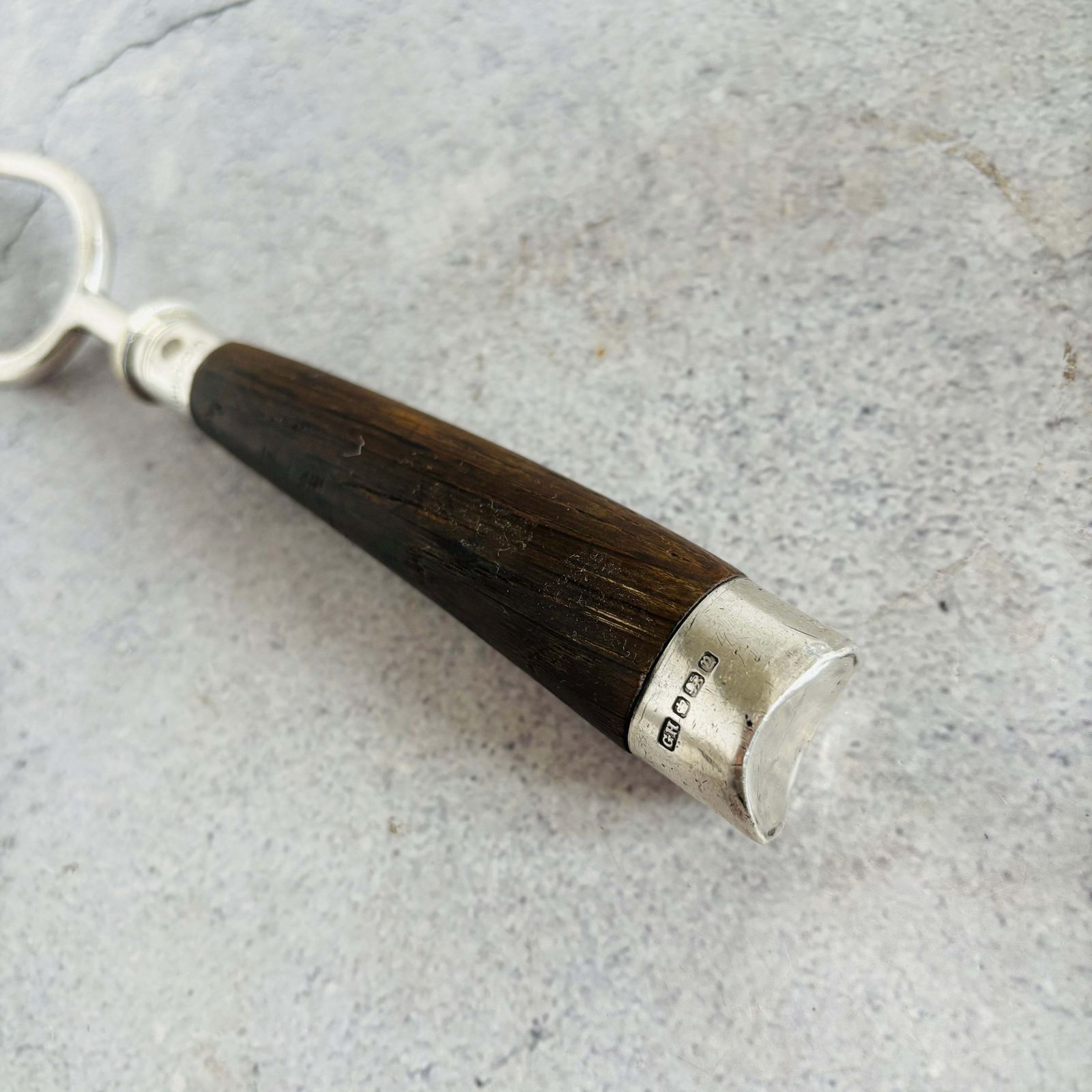 Antiek zilveren broodvork met twee tanden photo Woonaccessoires