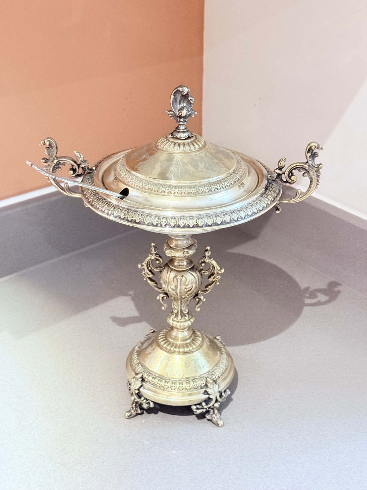 Coupe d'époque en argent, saupoudroir à sucre en métal argenté suédois avec cuillère, Östberg photo furniture