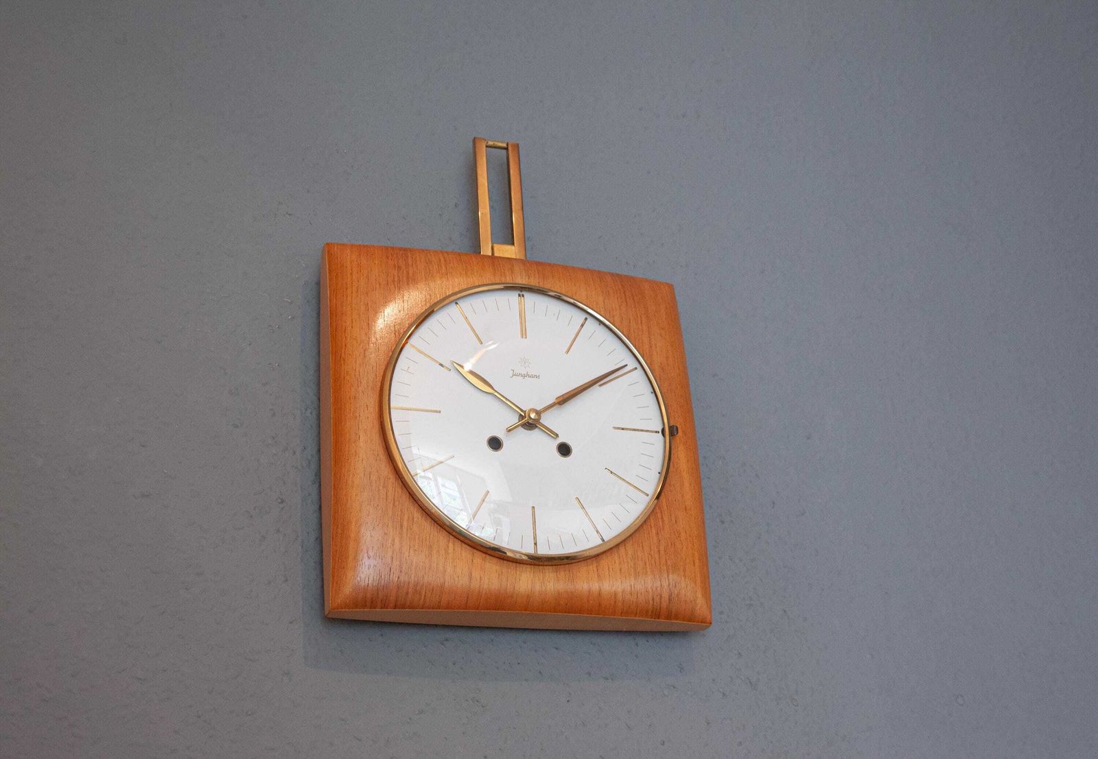 Woonaccessoires Junghans mid-century wandklok jaren 1950, modernisme, art deco, Bauhaus-stijl, Duitsland, messing, Exacta photo