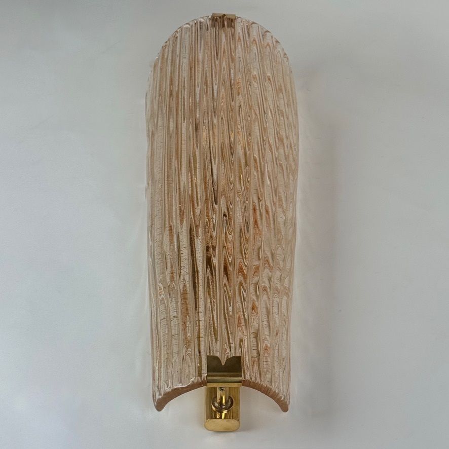 Paar messing en roze Murano-glas wandlampen met goudglitter, eind 20e eeuw photo for sale