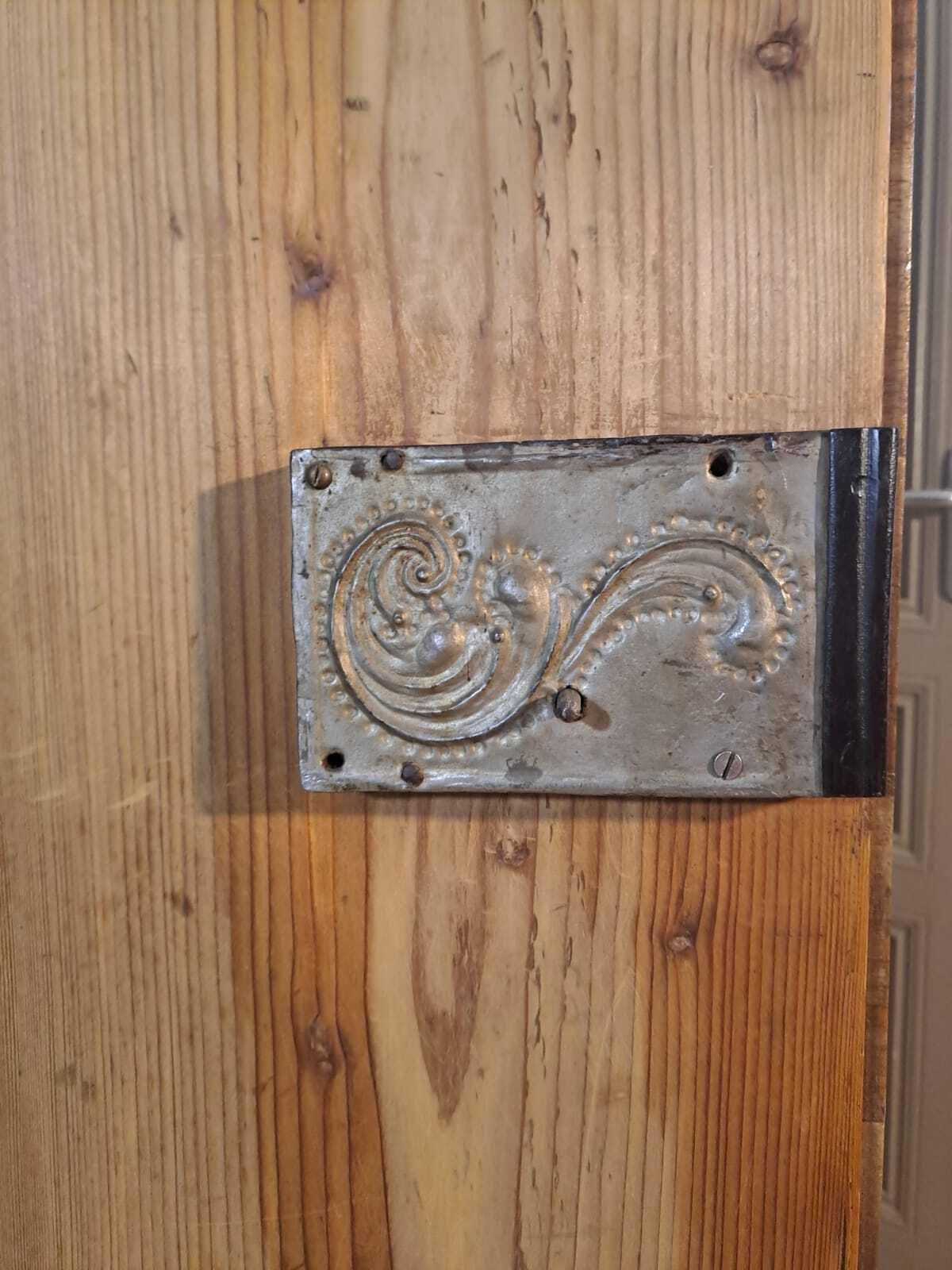 photo buy Armoire européenne d'époque XVIIIe siècle en marqueterie, avec armoiries et motif en étoile.