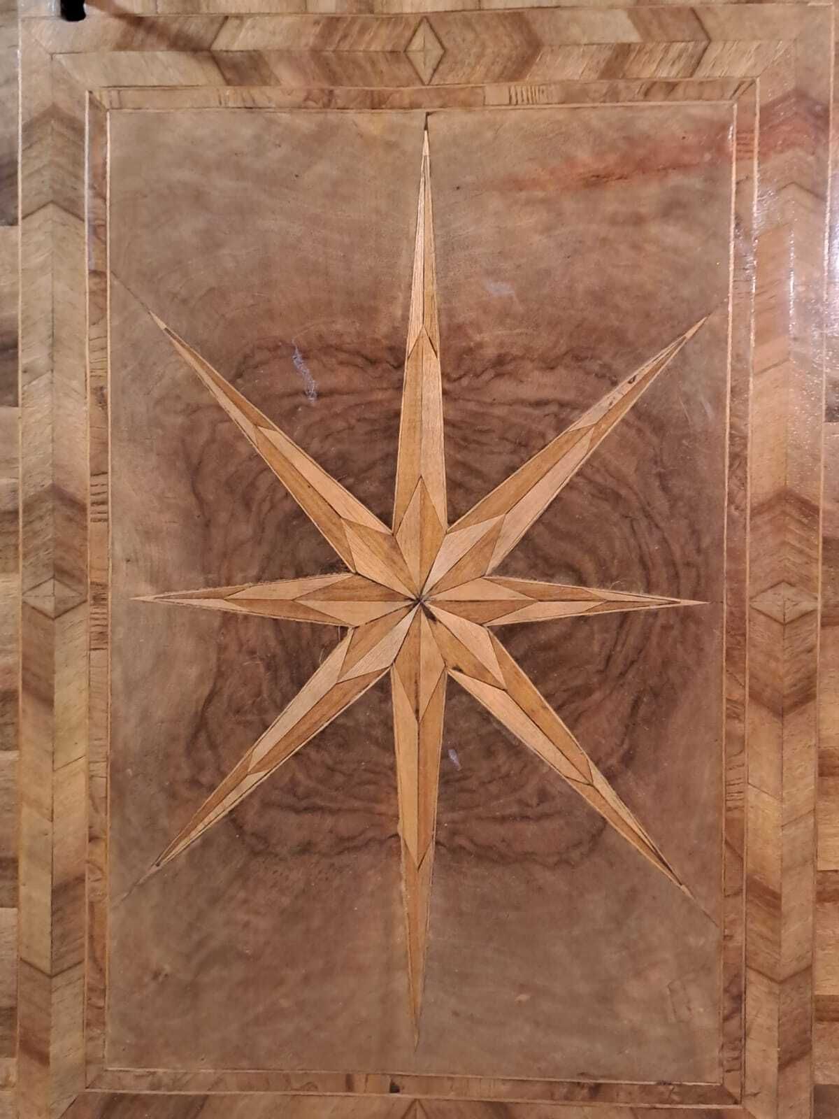 Armoire européenne d'époque XVIIIe siècle en marqueterie, avec armoiries et motif en étoile. photo buy