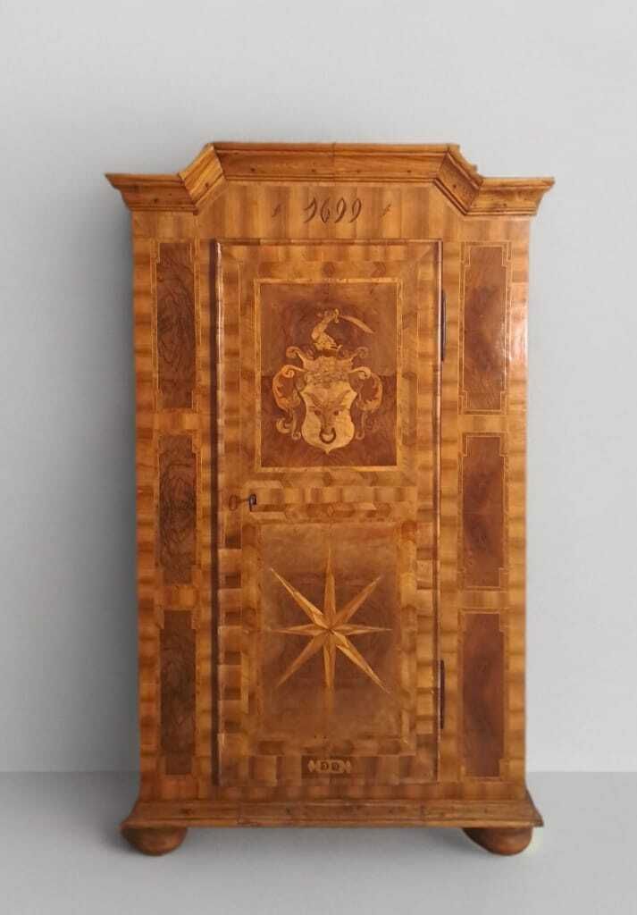 Armoire européenne d'époque XVIIIe siècle en marqueterie, avec armoiries et motif en étoile.