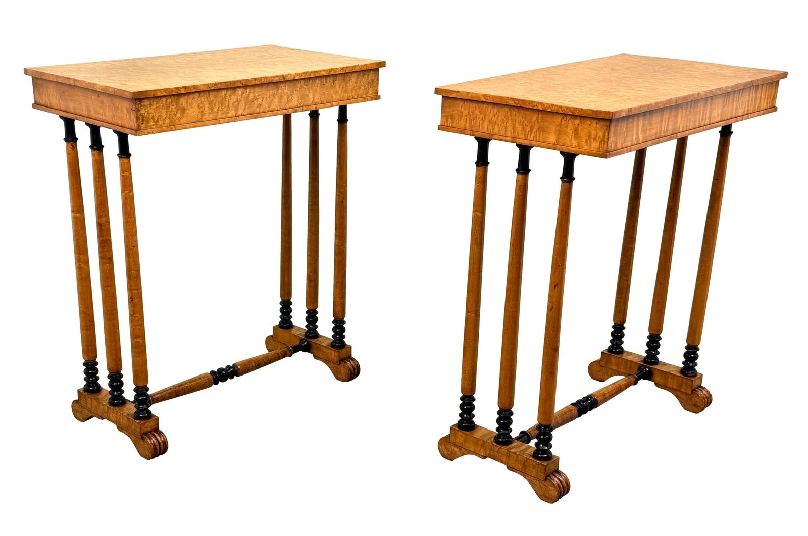 7200.0 Paire rare de tables d'appoint en placage de loupe d'érable, époque Regency, début du XIXe siècle (Angleterre, vers 1820) photo