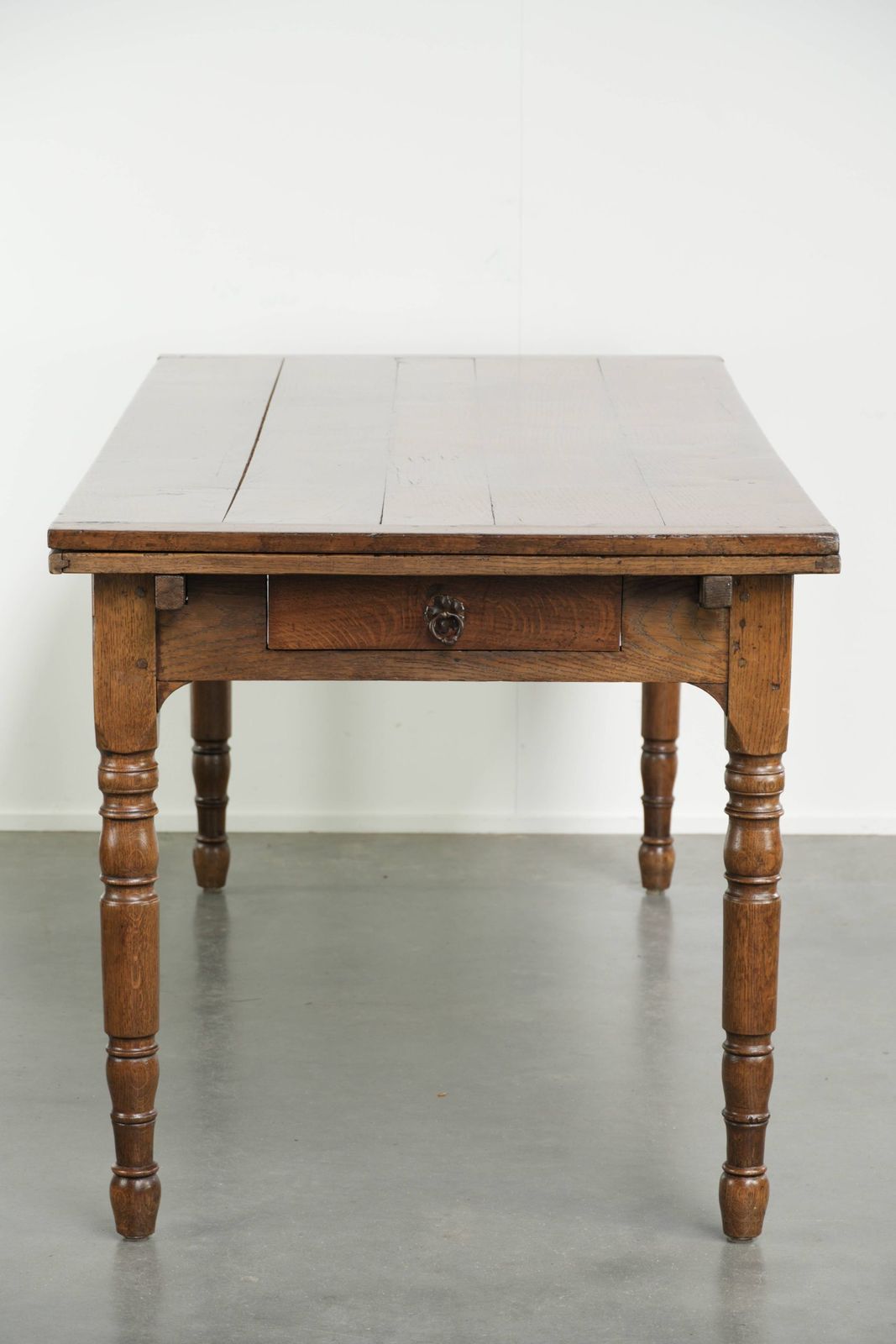 Grote antieke eiken eettafel uit de late 18e eeuw met uitschuifbare bladen en mooie patina. photo Meubels