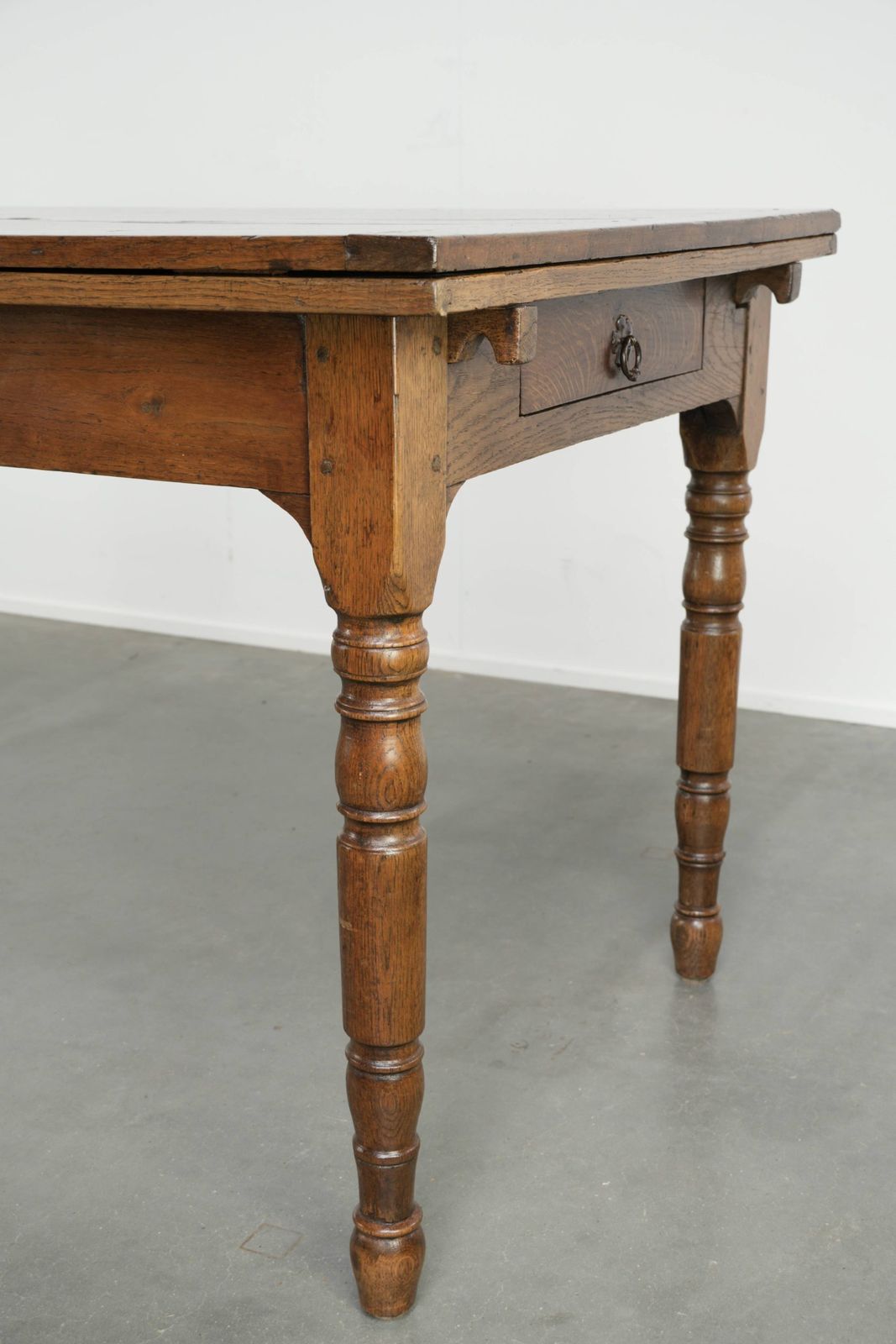 Grote antieke eiken eettafel uit de late 18e eeuw met uitschuifbare bladen en mooie patina. photo vinterior