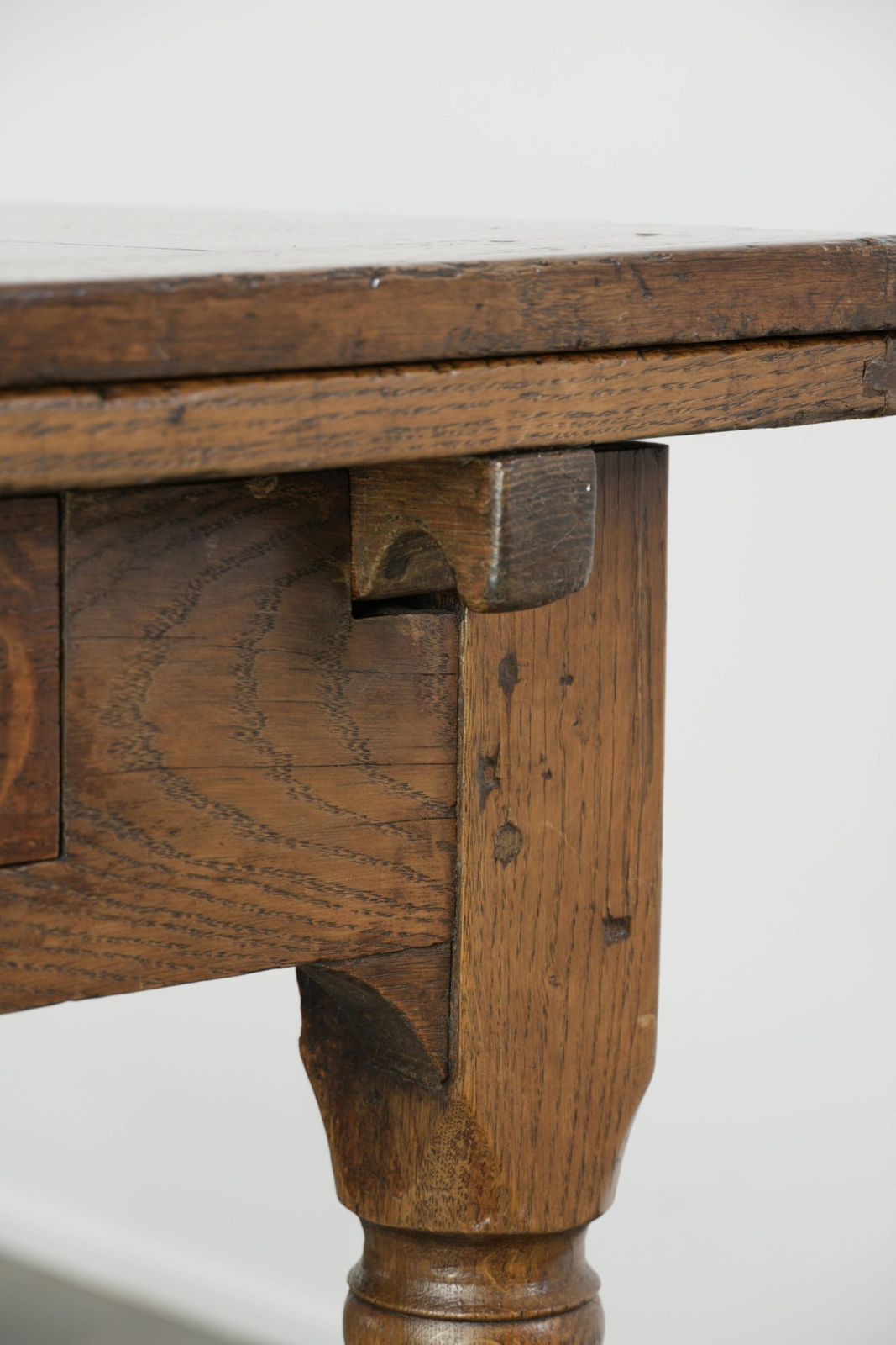 Grote antieke eiken eettafel uit de late 18e eeuw met uitschuifbare bladen en mooie patina. photo vintage