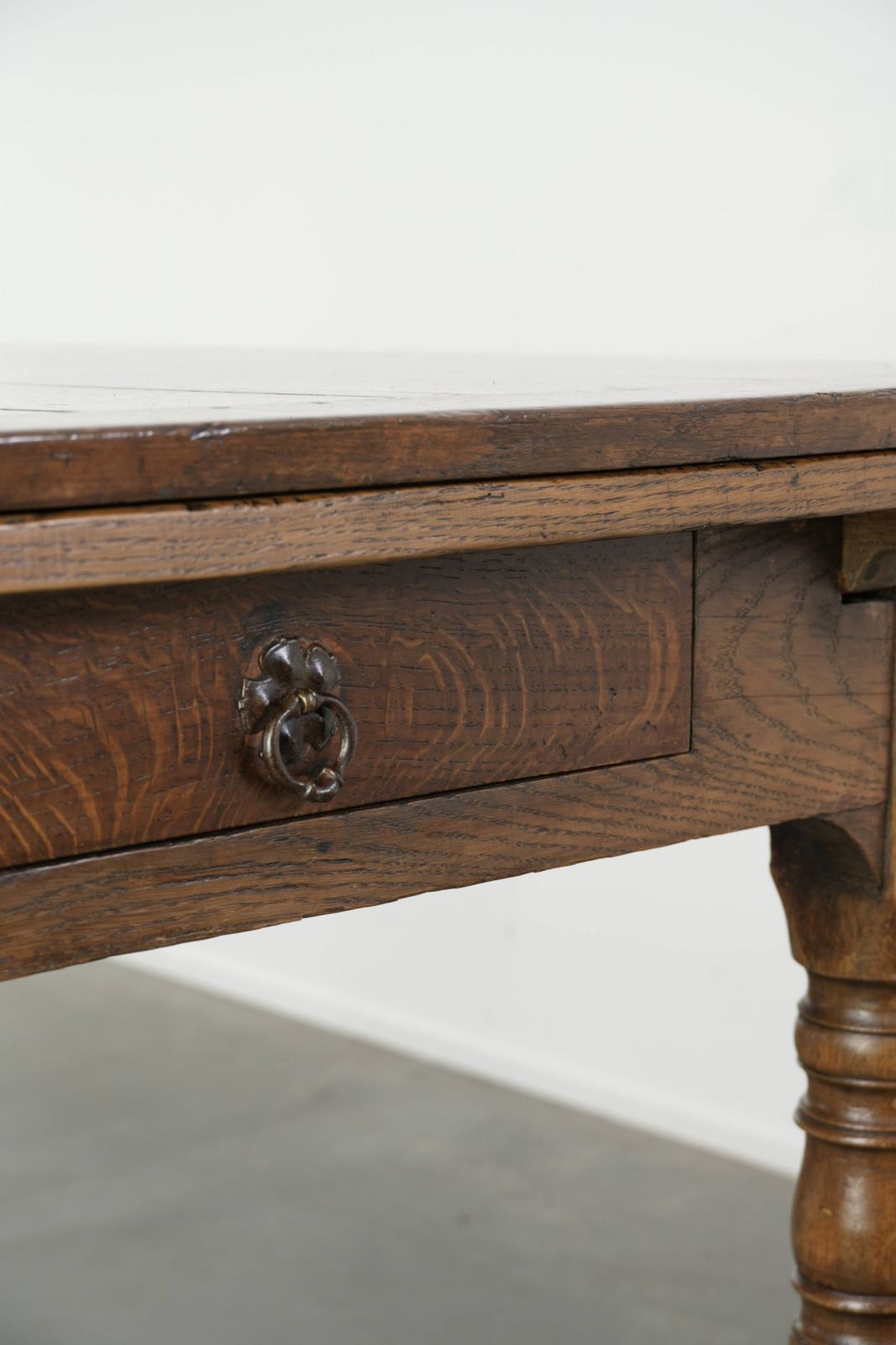 photo furniture Grote antieke eiken eettafel uit de late 18e eeuw met uitschuifbare bladen en mooie patina.