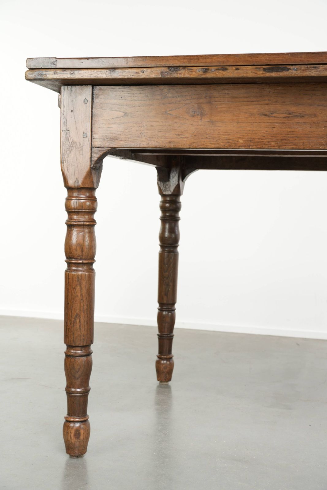 photo for sale Grote antieke eiken eettafel uit de late 18e eeuw met uitschuifbare bladen en mooie patina.