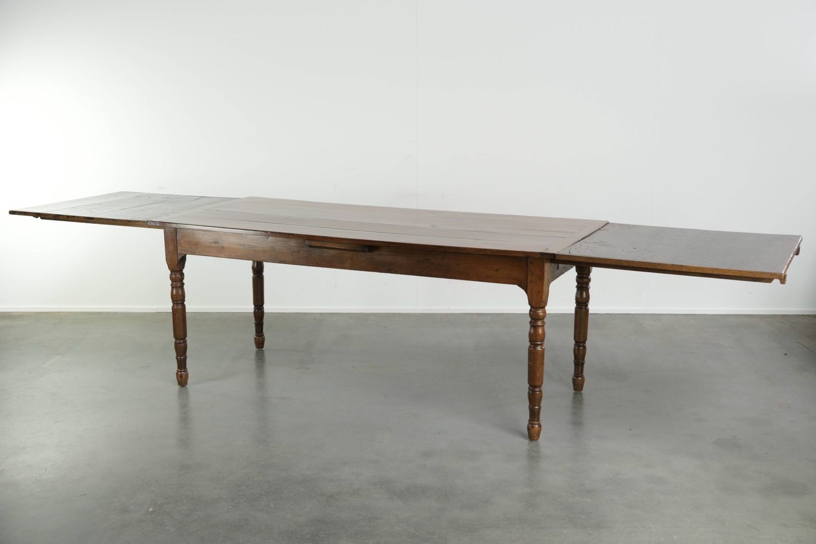 Meubels Grote antieke eiken eettafel uit de late 18e eeuw met uitschuifbare bladen en mooie patina. photo
