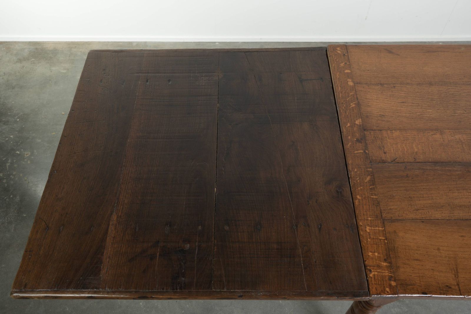 photo buy Grote antieke eiken eettafel uit de late 18e eeuw met uitschuifbare bladen en mooie patina.