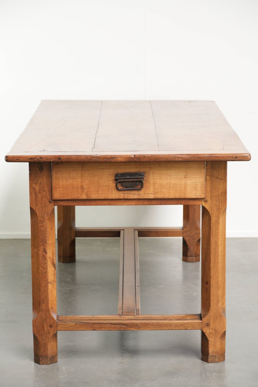 Karaktervolle antieke Franse eettafel uit de 18e eeuw met een fruithouten blad en een eikenhouten onderstel. photo for sale