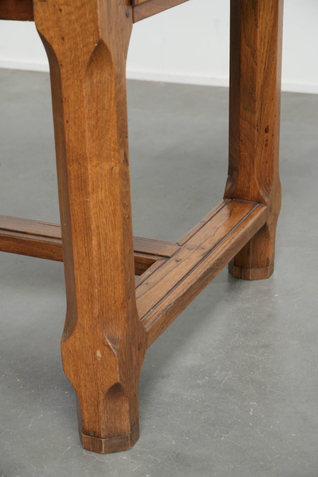 Karaktervolle antieke Franse eettafel uit de 18e eeuw met een fruithouten blad en een eikenhouten onderstel. photo Meubels