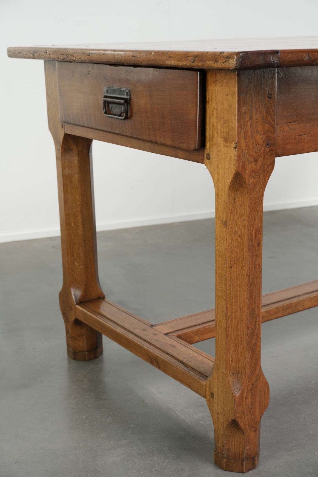 Karaktervolle antieke Franse eettafel uit de 18e eeuw met een fruithouten blad en een eikenhouten onderstel. photo buy