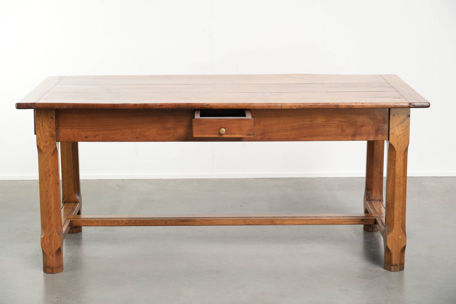 photo for sale Karaktervolle antieke Franse eettafel uit de 18e eeuw met een fruithouten blad en een eikenhouten onderstel.