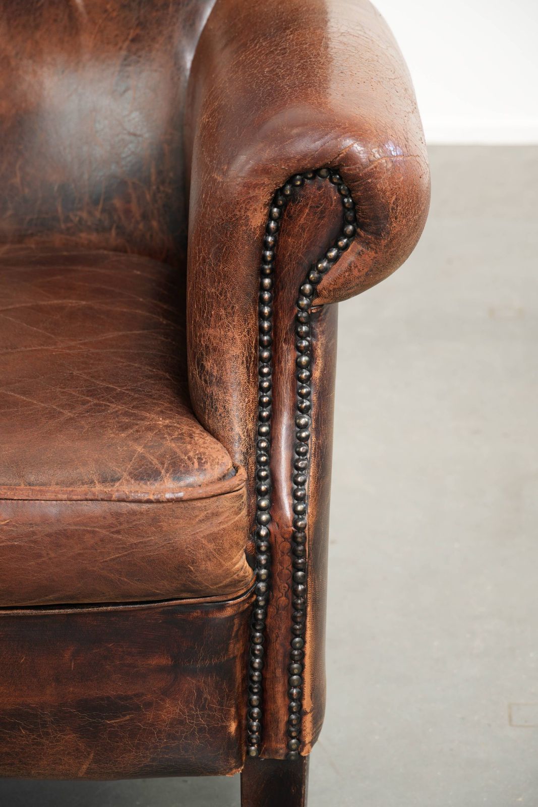 Ruime Vintage Schapenleren Oorfauteuil In Donkerbruin Met Siernagels photo buy