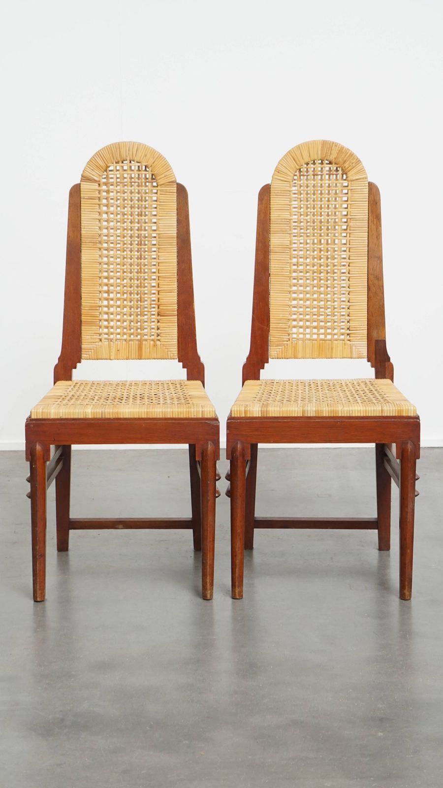 Unieke set van vier rieten art deco design eetkamerstoelen met hoge rugleuning en afneembaar gestoffeerd zitkussen photo for sale