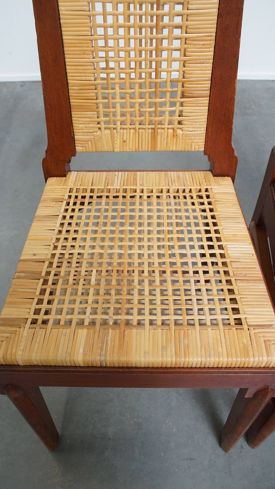 Unieke set van vier rieten art deco design eetkamerstoelen met hoge rugleuning en afneembaar gestoffeerd zitkussen photo vintage