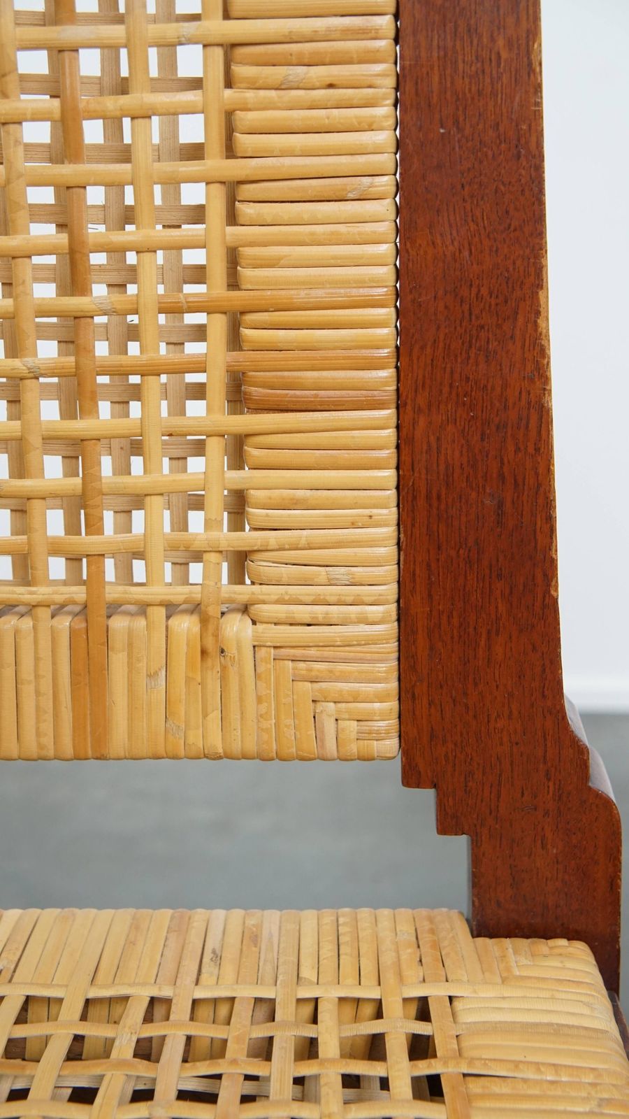 Meubels Unieke set van vier rieten art deco design eetkamerstoelen met hoge rugleuning en afneembaar gestoffeerd zitkussen photo