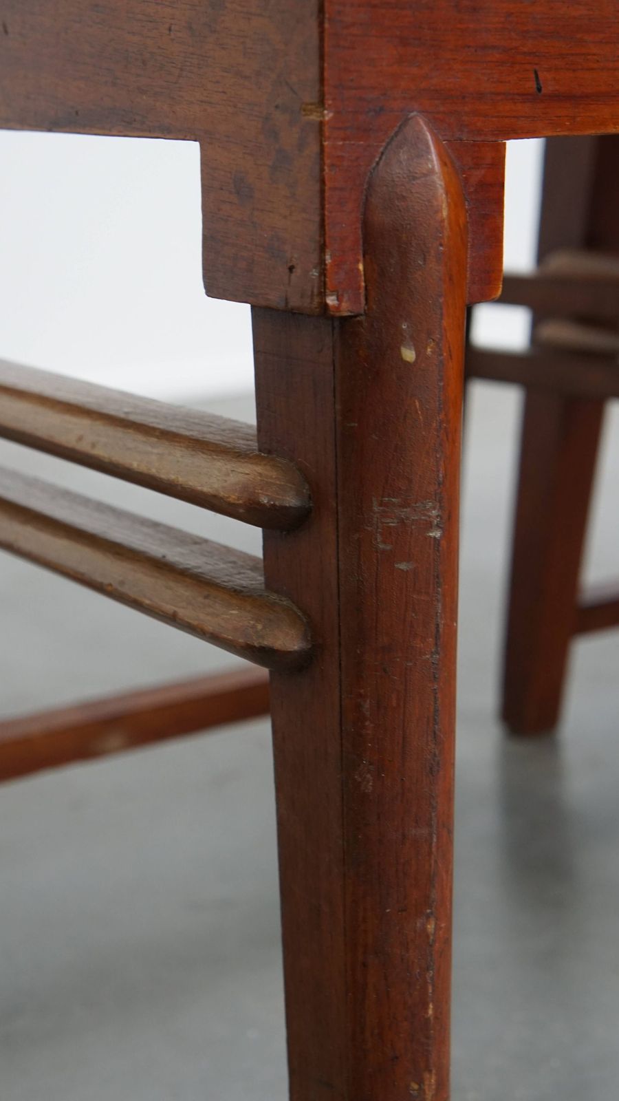photo vintage Unieke set van vier rieten art deco design eetkamerstoelen met hoge rugleuning en afneembaar gestoffeerd zitkussen