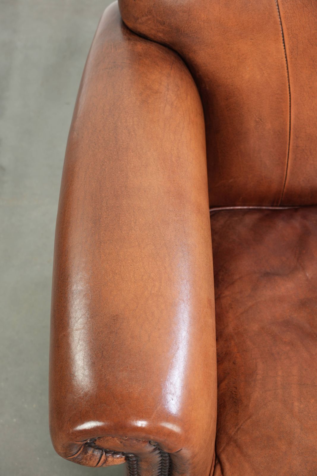 Vintage schapenleren fauteuil met comfortabele zitting en siernagels photo buy