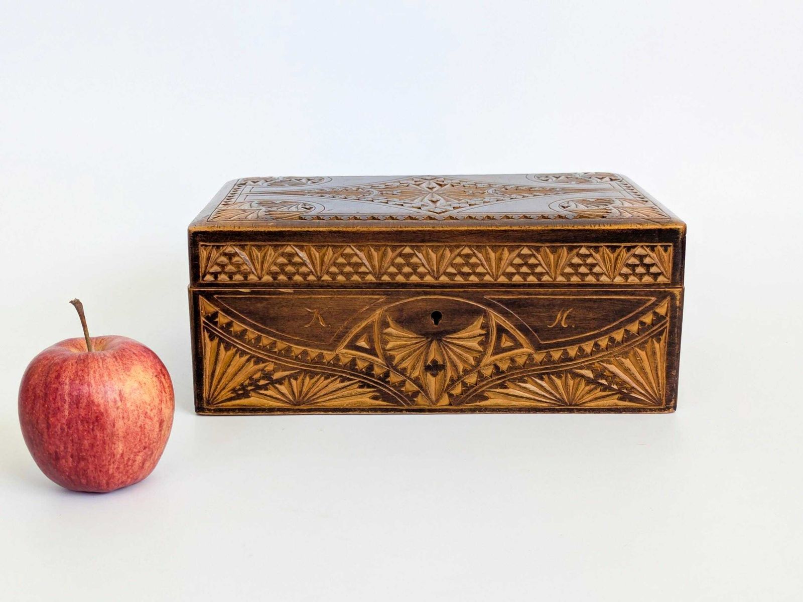 Antiek handgesneden houten kistje, Alpien volkskunst, sieradenbox of bureauopberger, messing beslag photo furniture