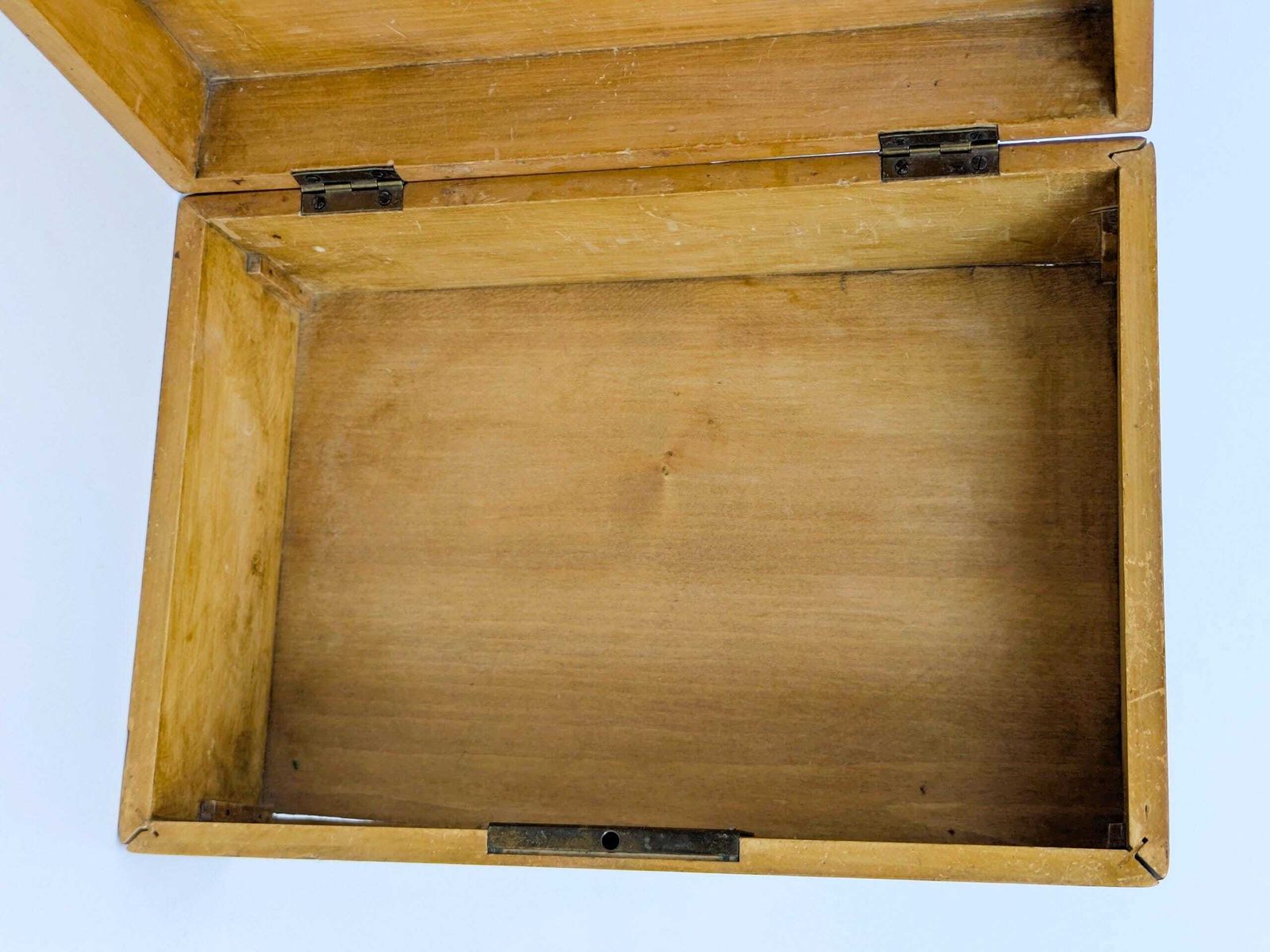 photo vinterior Antiek handgesneden houten kistje, Alpien volkskunst, sieradenbox of bureauopberger, messing beslag