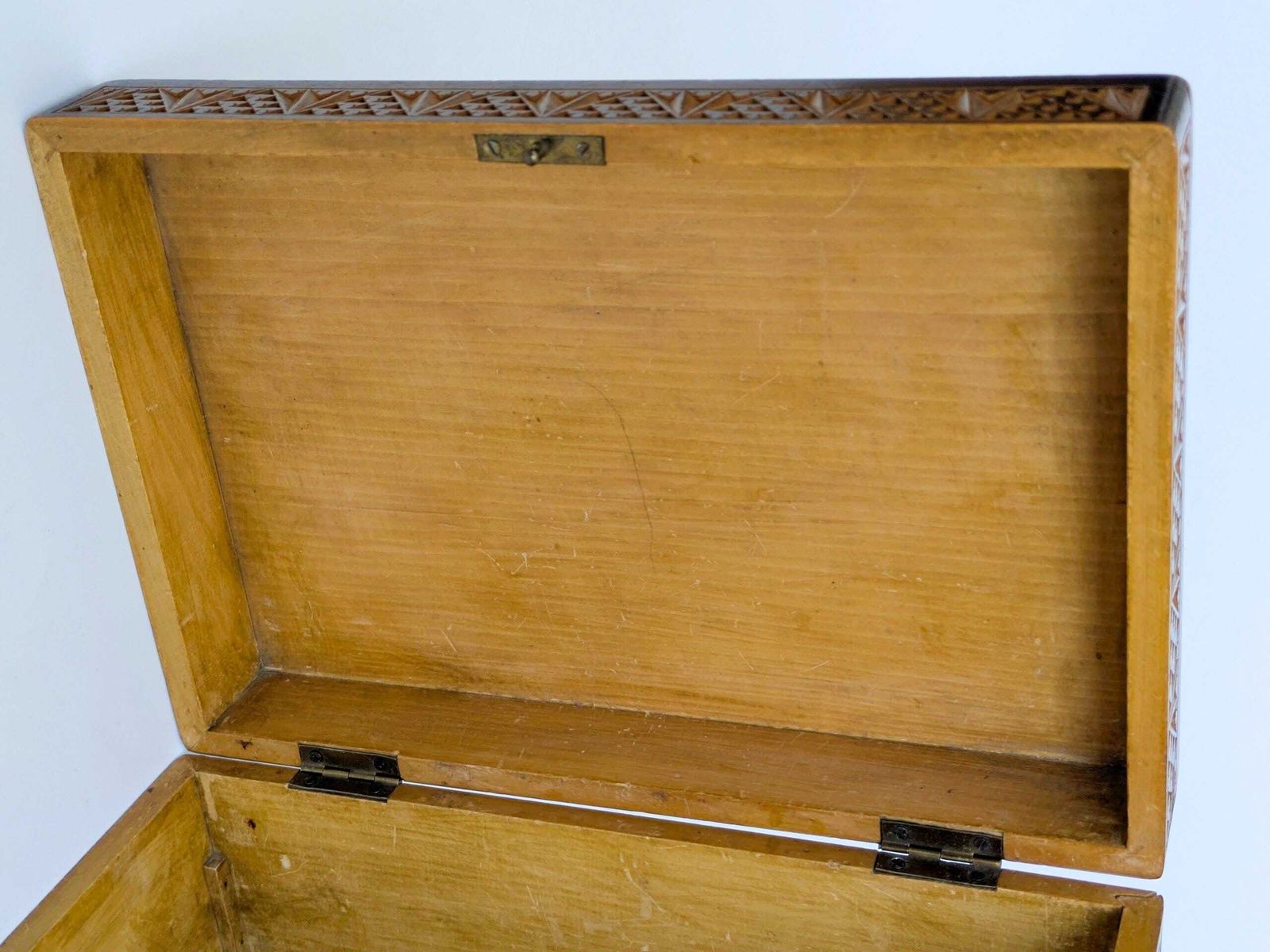 photo buy Antiek handgesneden houten kistje, Alpien volkskunst, sieradenbox of bureauopberger, messing beslag