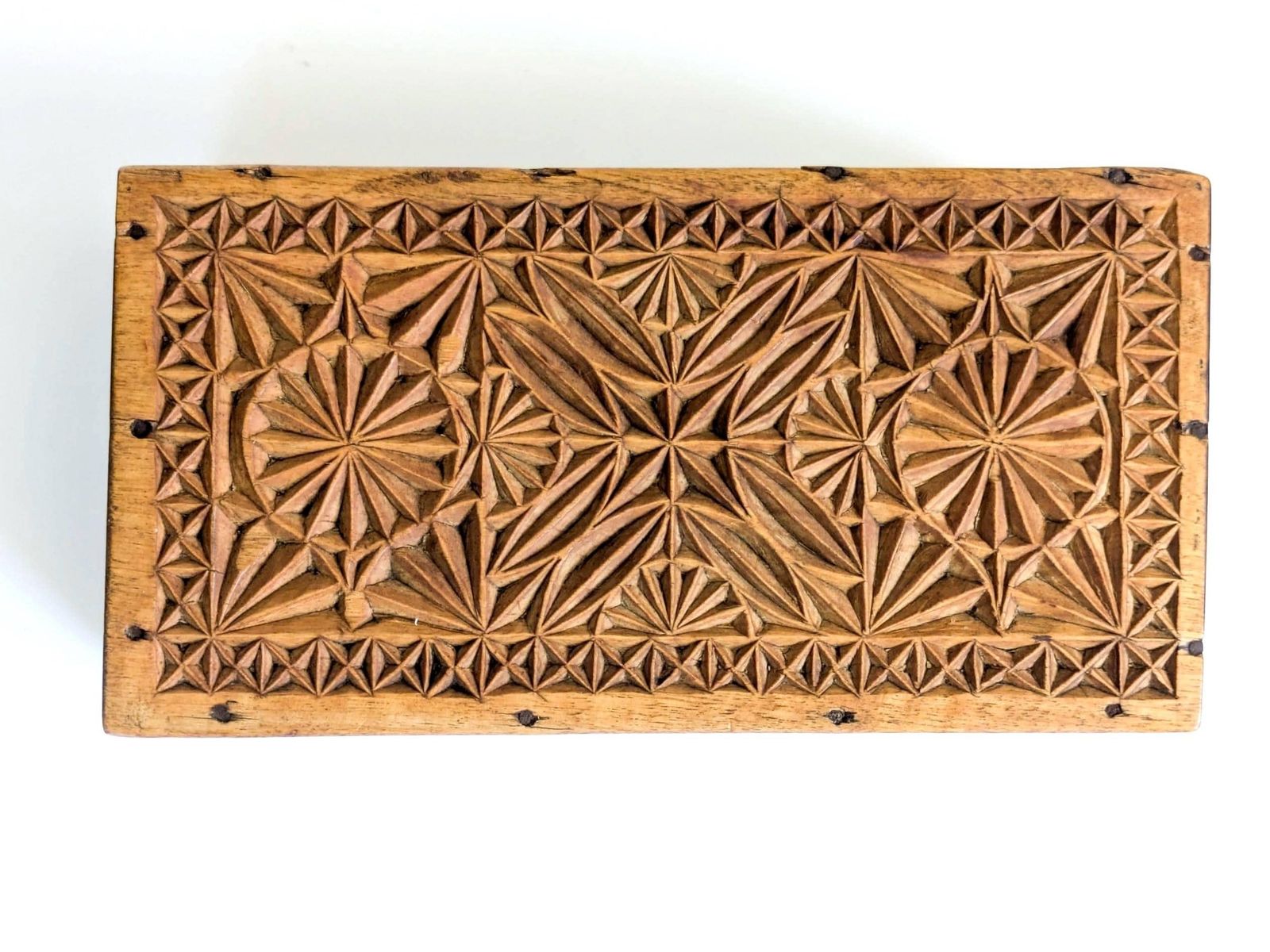 Antiek volkskunst gesneden houten dossierkistje met deksel, voor sieraden of bureauopberging photo 88.0