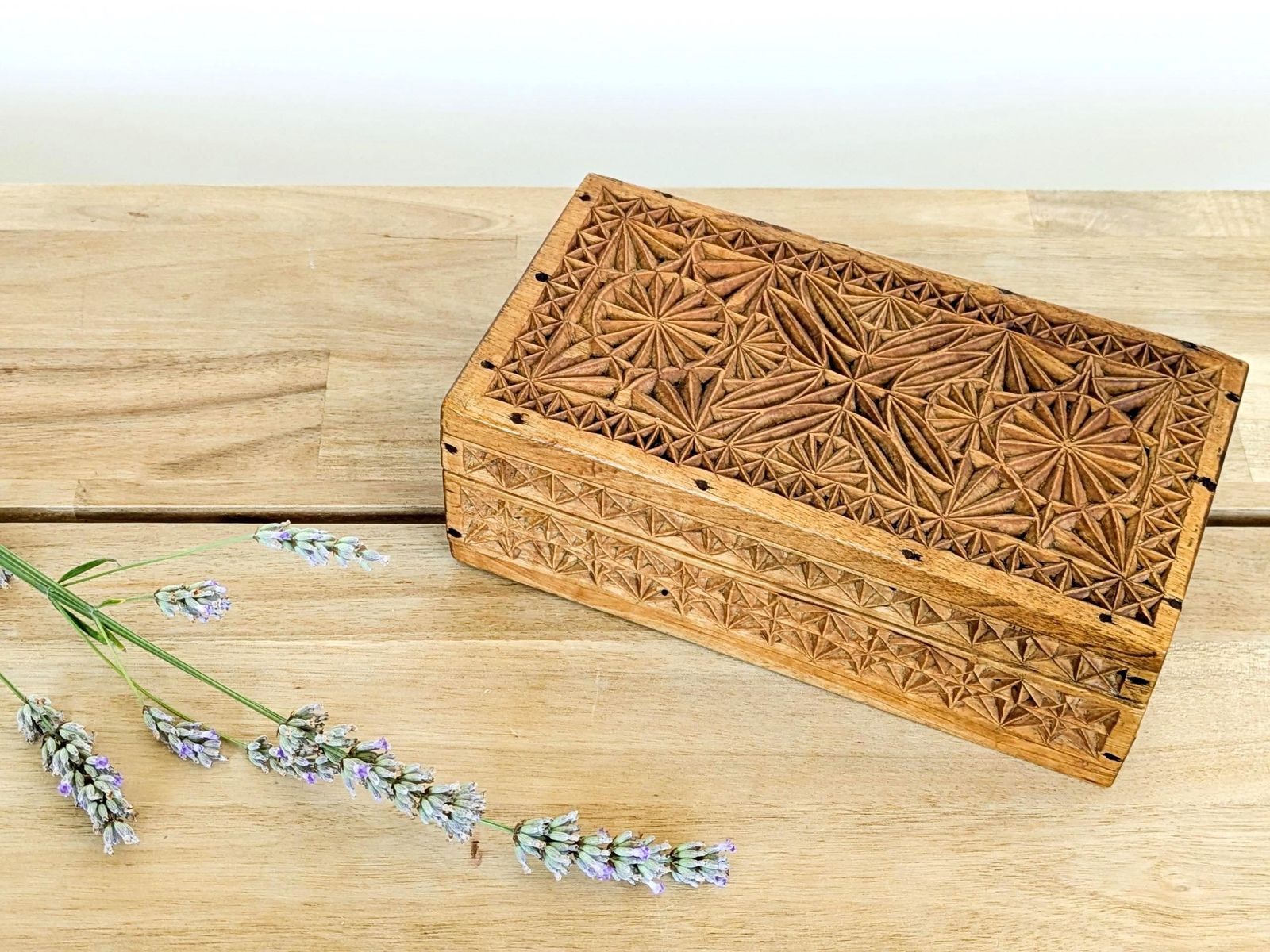 Meubels Antiek volkskunst gesneden houten dossierkistje met deksel, voor sieraden of bureauopberging photo