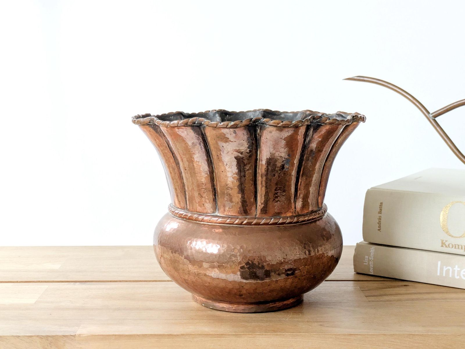 Mid-century Italiaanse koperen plantenbak, handgehamerd met geschulpte rand en koorddetail photo for sale