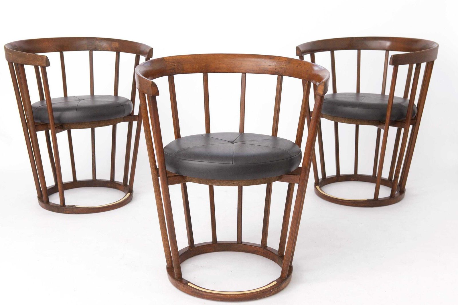 Set van 4 Vintage Barrel Chairs, jaren 1970 Duitse Beukenhouten Eetkamerstoelen, Zwart Kunstleer, Mid-Century Modern Statement Chairs photo furniture