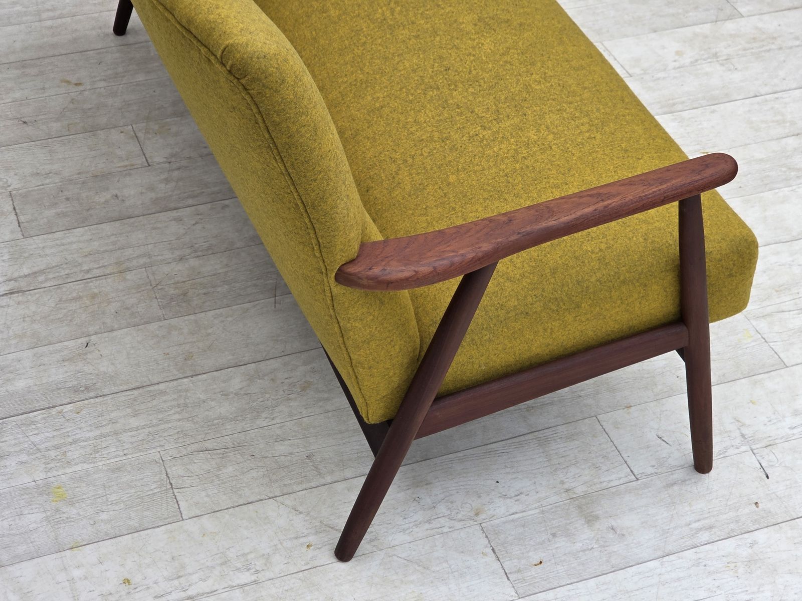 photo furniture Ca. jaren 1960, Deense 2-zitsbank, meubelwol, teakhout, opnieuw bekleed.