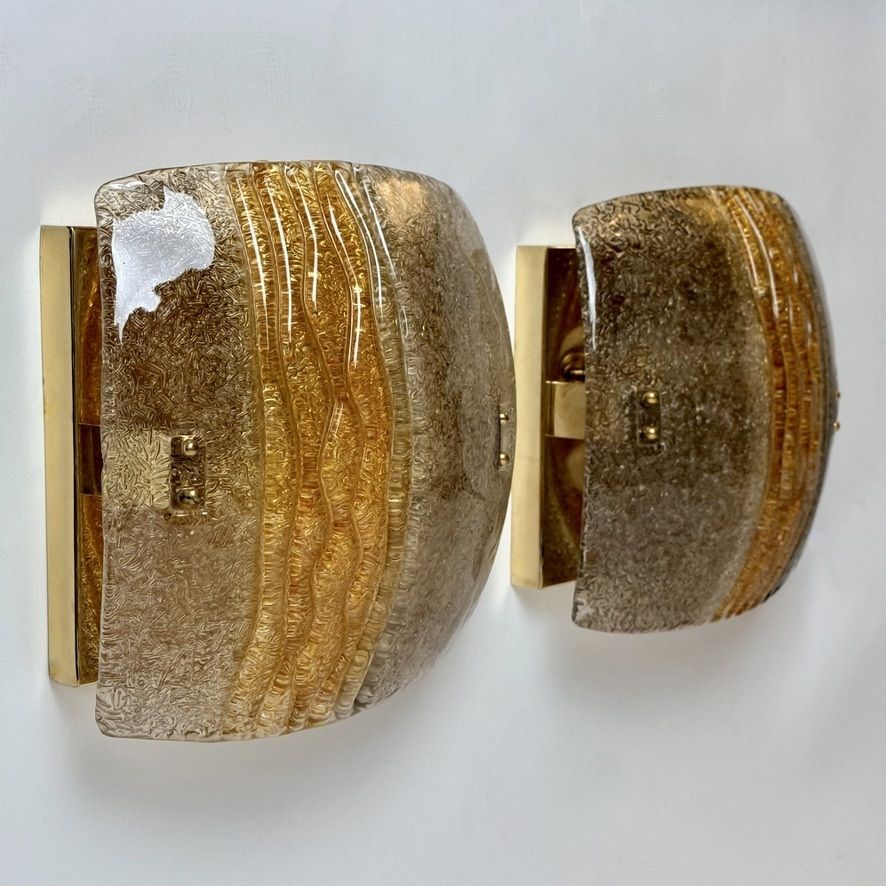 Paire d'appliques en laiton et verre de Murano ambré, fin du XXe siècle photo furniture