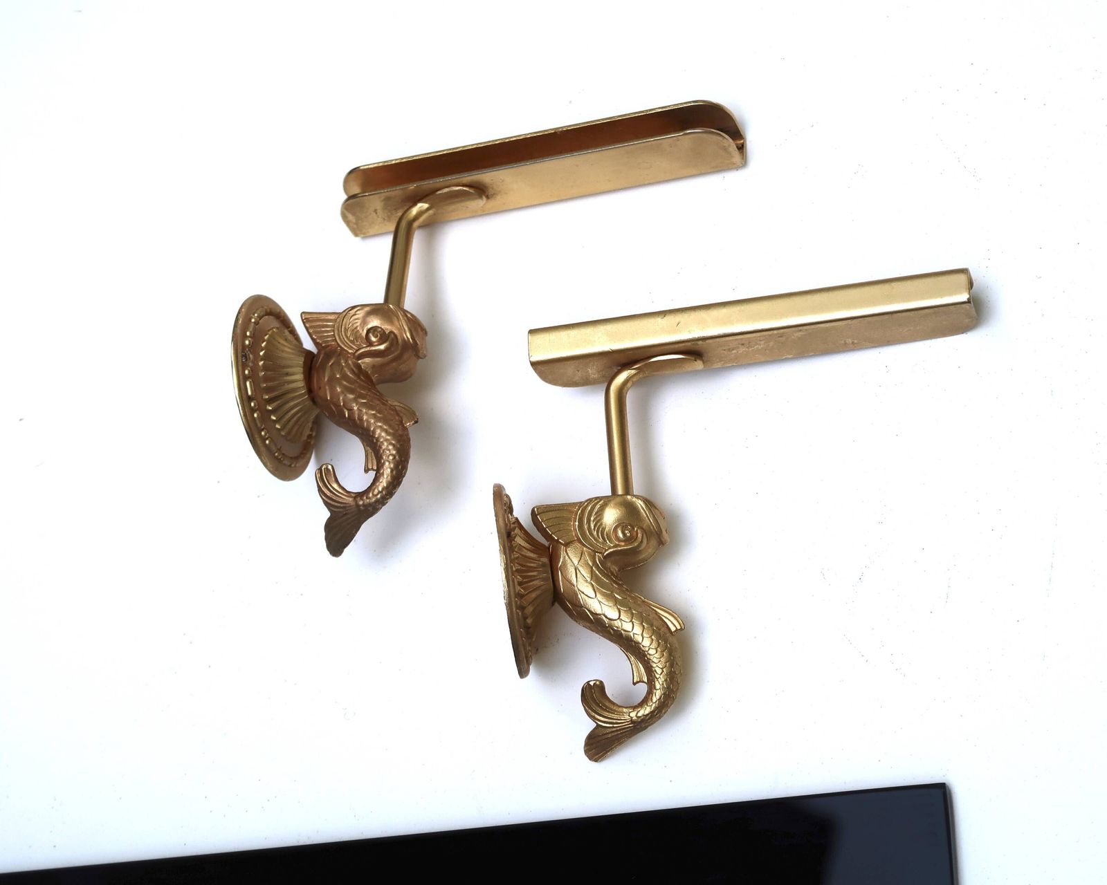 Étagère murale en métal doré et verre noir ornée de poissons. photo vinterior