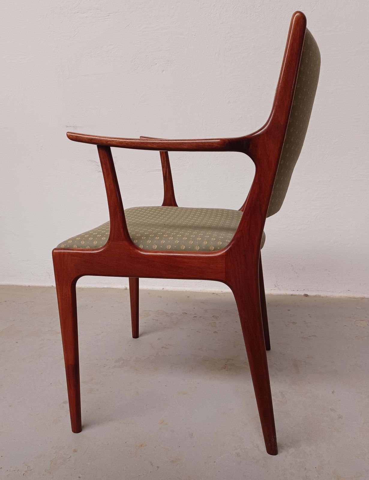 Paire de fauteuils Johannes Andersen en palissandre, restaurés et retapissés au choix photo buy
