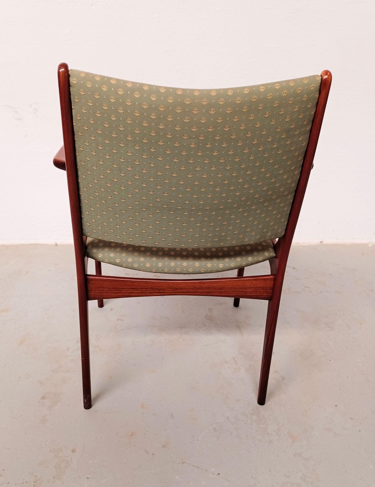 photo furniture Paire de fauteuils Johannes Andersen en palissandre, restaurés et retapissés au choix