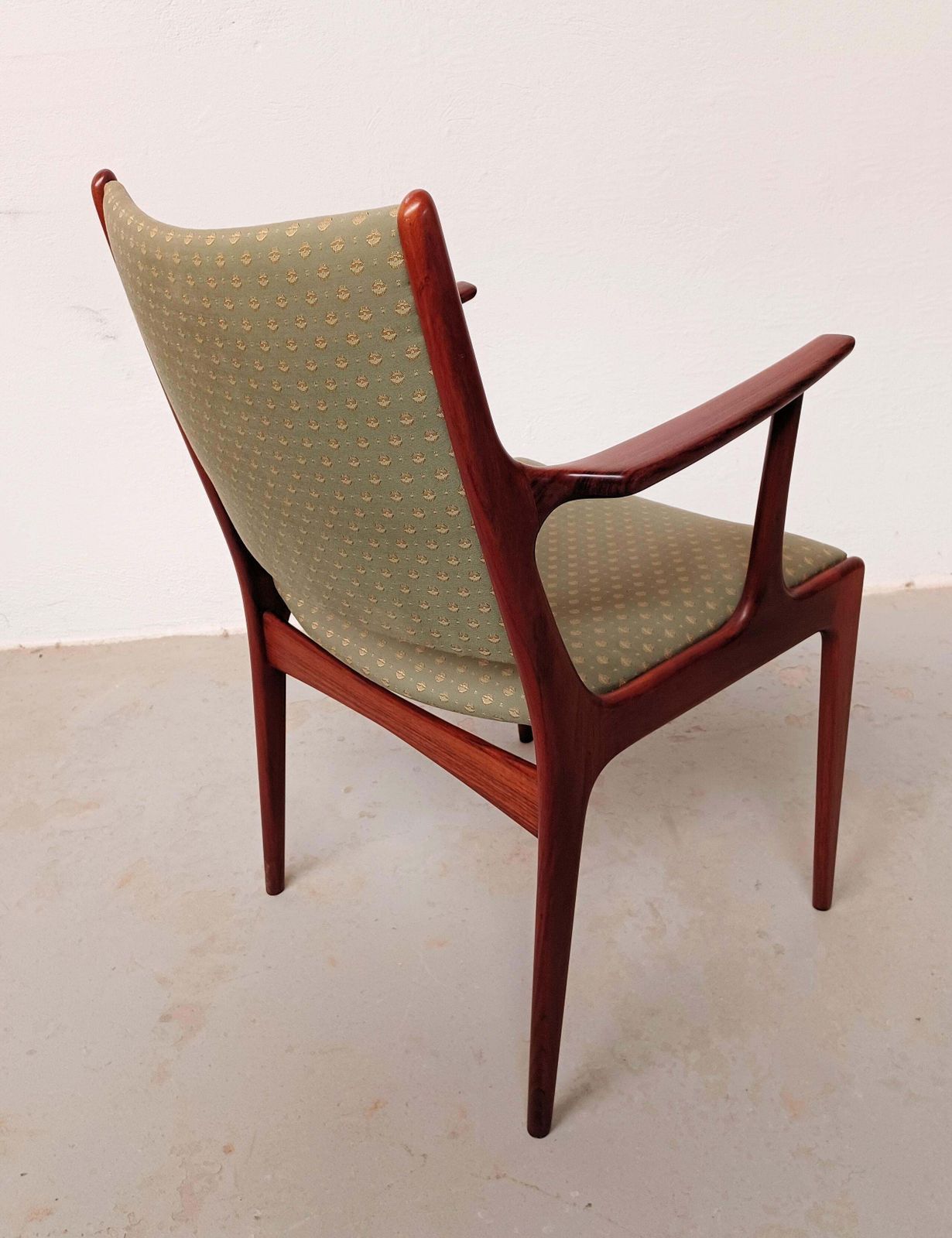photo for sale Paire de fauteuils Johannes Andersen en palissandre, restaurés et retapissés au choix