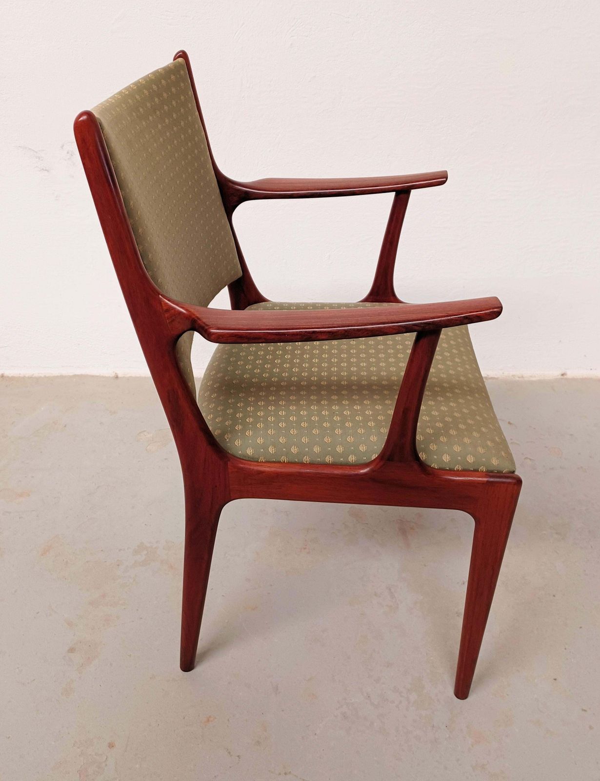 Mobilier Paire de fauteuils Johannes Andersen en palissandre, restaurés et retapissés au choix photo