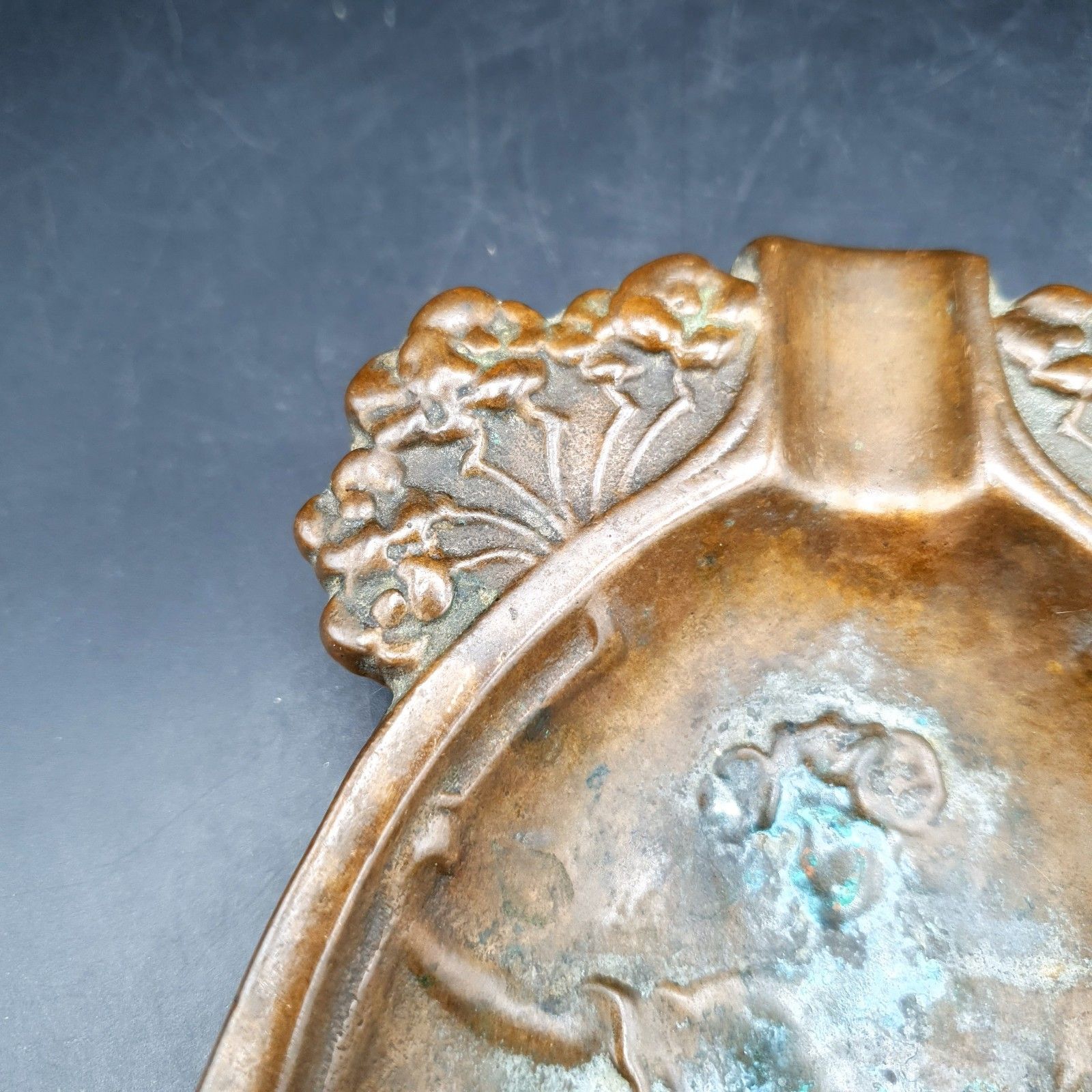 photo vinterior Antiek Art Nouveau Bronzen Figuratieve Asbak Vide Poche Dame Vrouw Bloemen Ca.1900