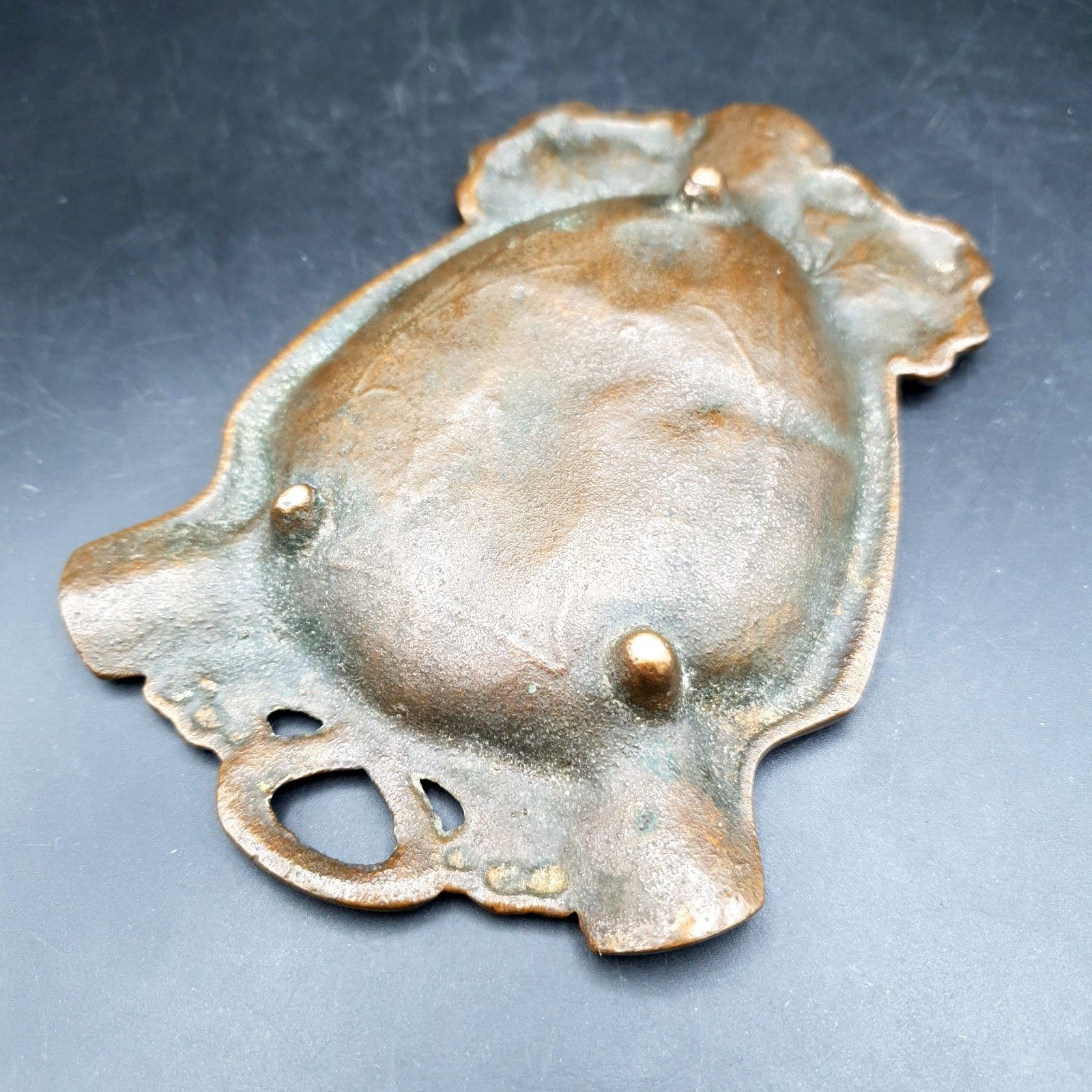 photo vintage Antiek Art Nouveau Bronzen Figuratieve Asbak Vide Poche Dame Vrouw Bloemen Ca.1900