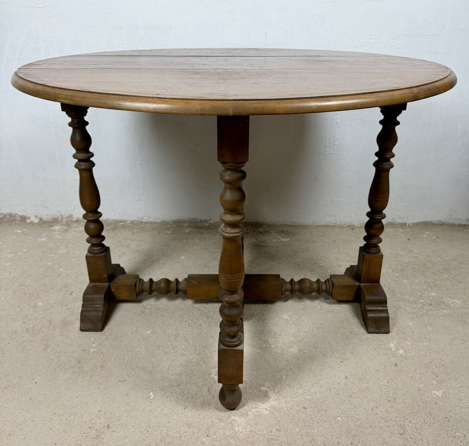 photo furniture Spanish Drop Leaf Dining Table With Barley Twist Legs, Mid 20th Century