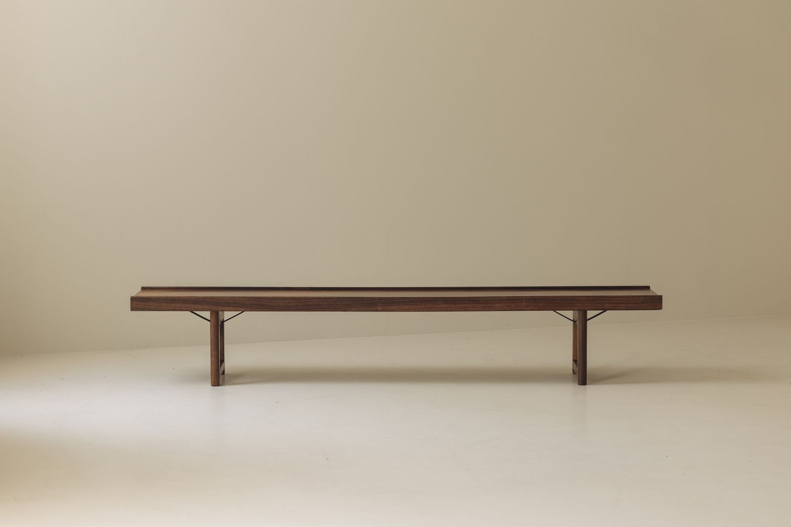 Lange Krobo bank van Torbjørn Afdal voor Bruksbo, Noorwegen, jaren 1960. photo furniture