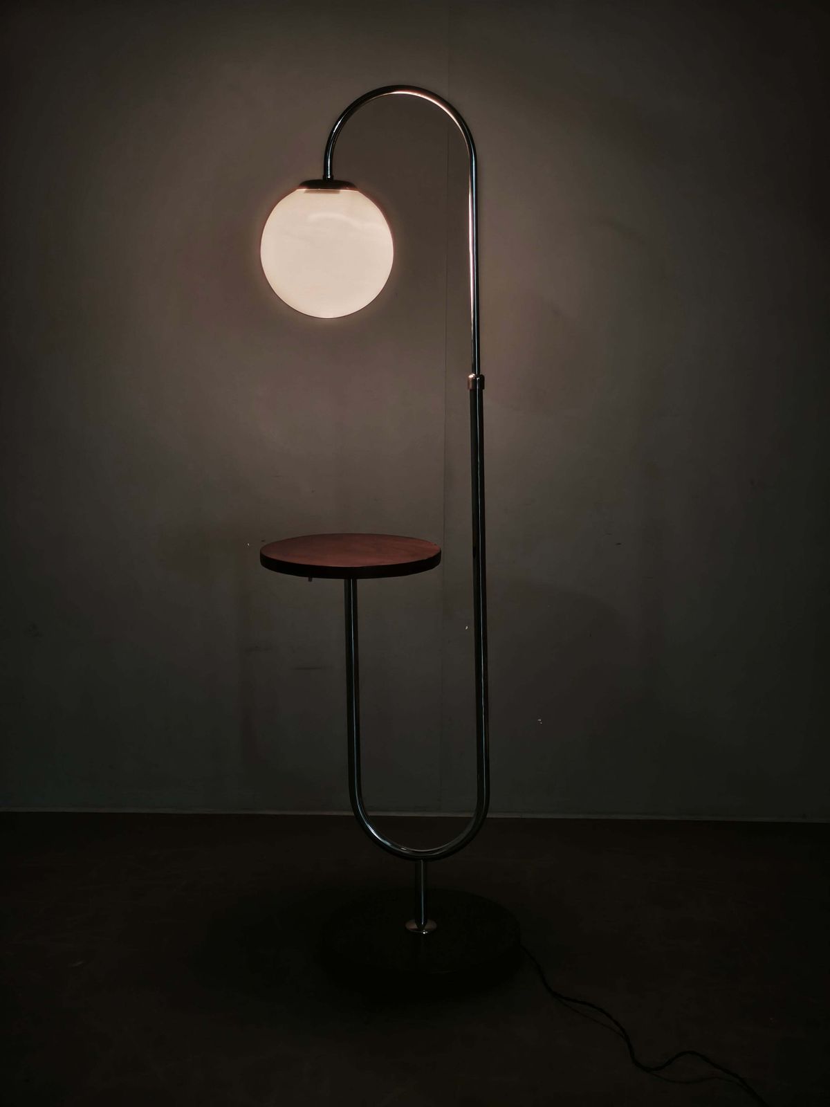 Art Deco Chromen Vloerlamp uit de jaren 1940 met Opaline Bol en Bijzettafel photo furniture