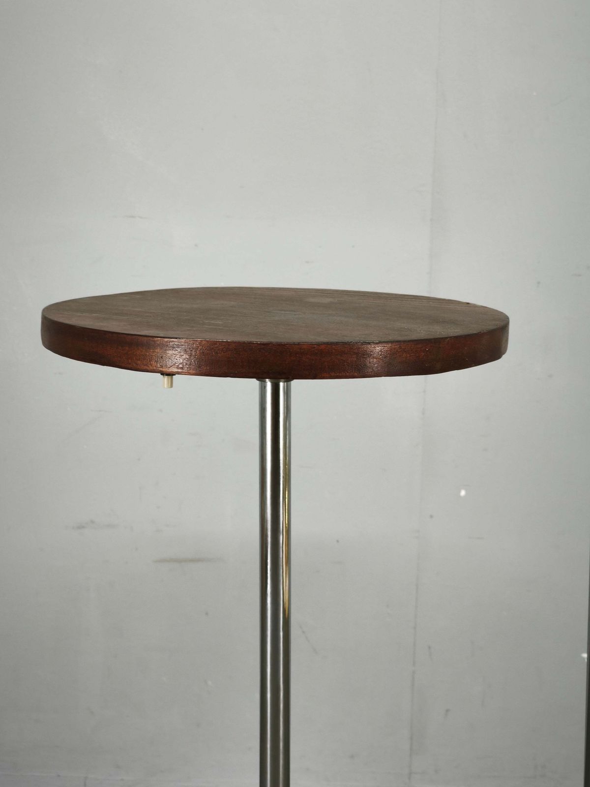 Art Deco Chromen Vloerlamp uit de jaren 1940 met Opaline Bol en Bijzettafel photo buy