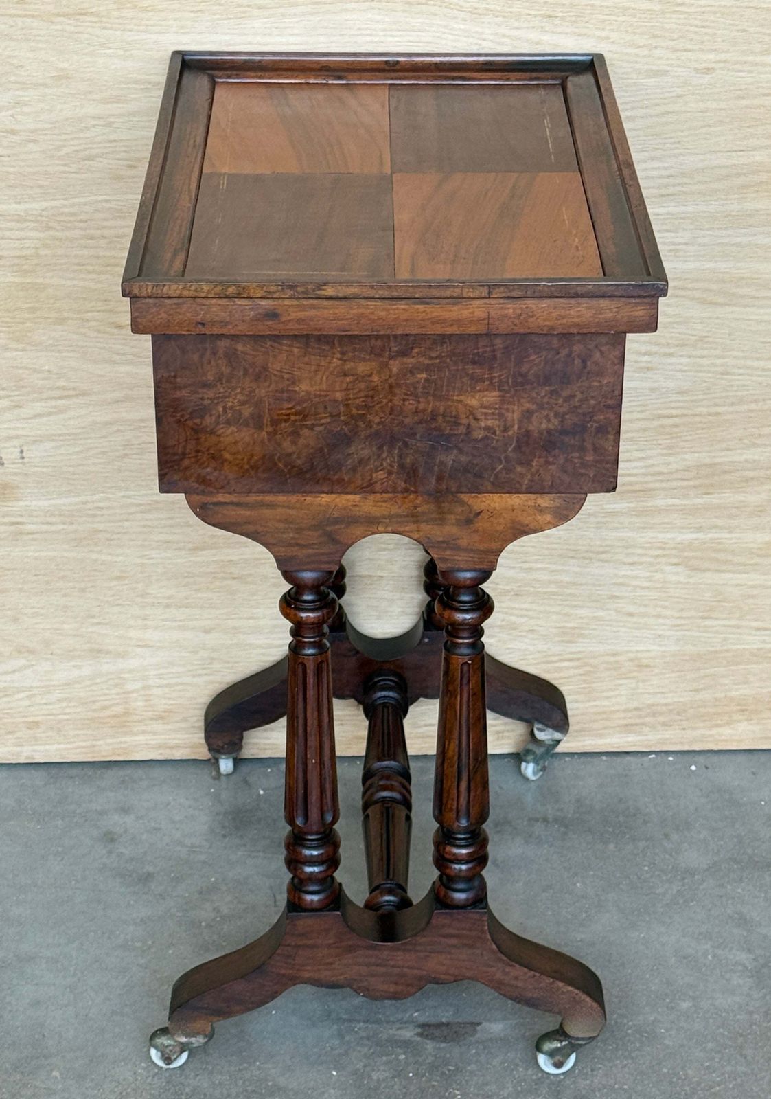 Table à ouvrage d'époque en bois figuré, intérieur aménagé et miroir photo vintage
