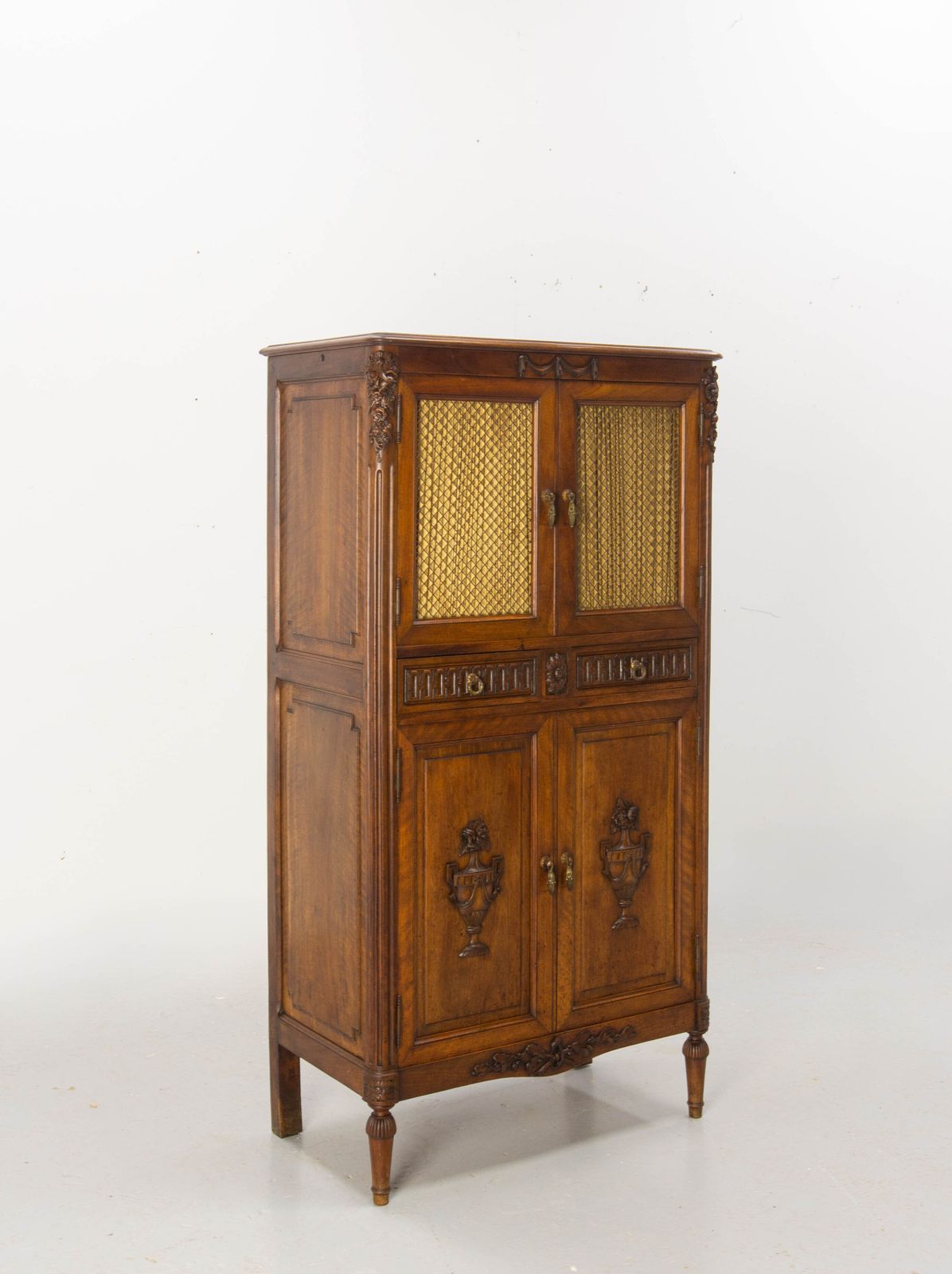 Petite bibliothèque de style Louis XVI en noyer et laiton ajouré, vers 1900 photo furniture