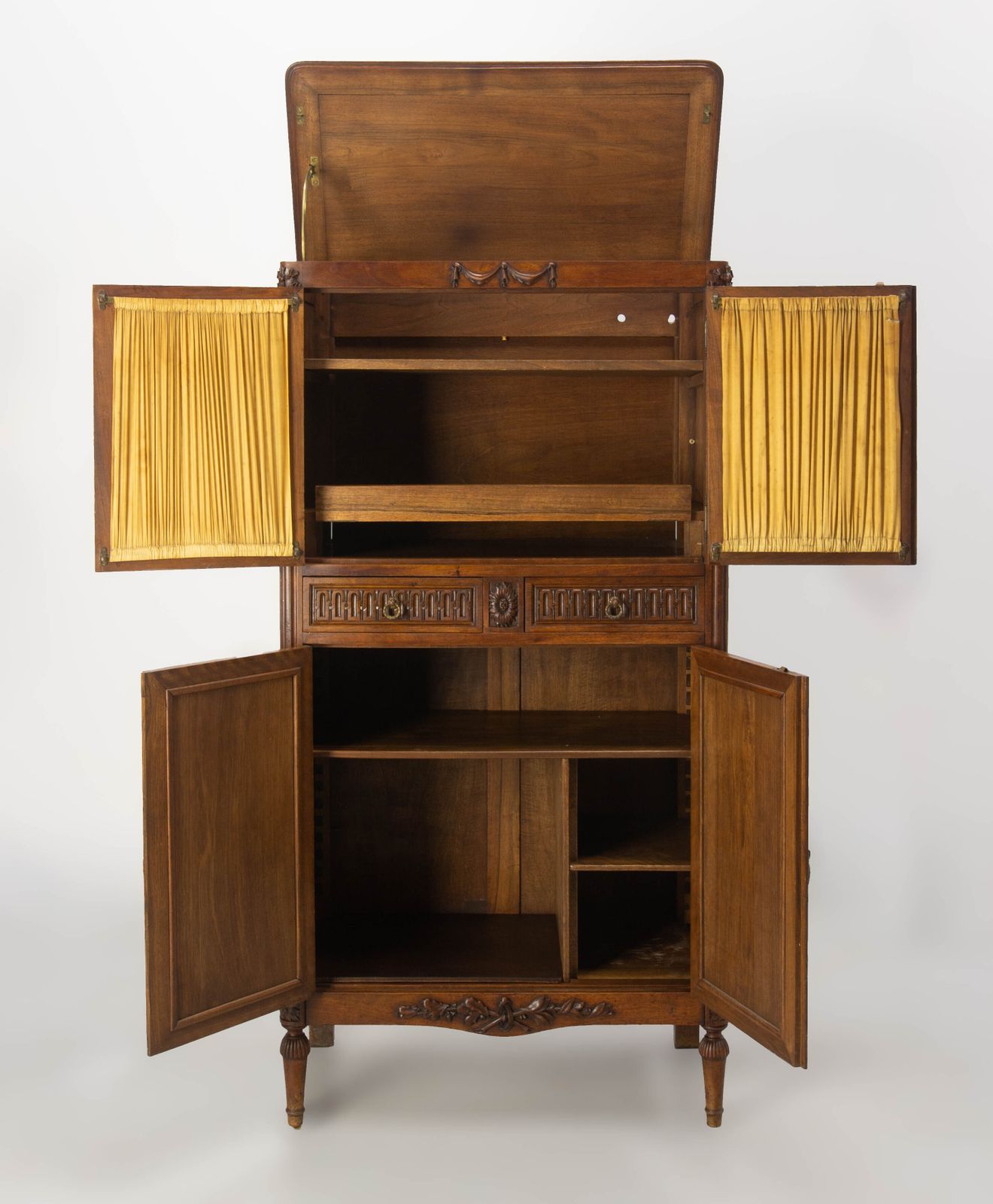 Mobilier Petite bibliothèque de style Louis XVI en noyer et laiton ajouré, vers 1900 photo